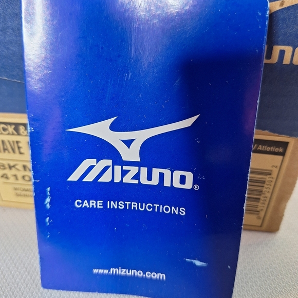 NWB Mizuno brand " The Kizuna" Track and Field running shoes womens size 10. - Picture 9 of 11